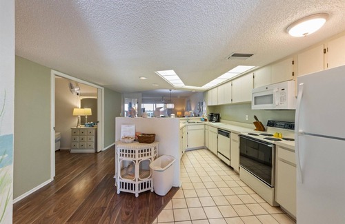 Bradenton Beach Condo | Coquina Moorings 205: Condo with Gulf-to-Bay views!