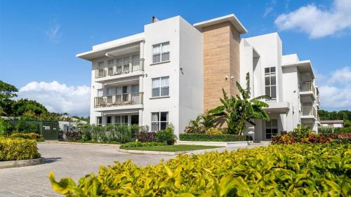 Little Battaleys Apartment | Coral Beach 202 condo