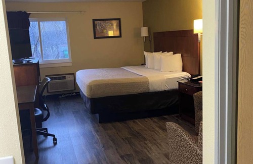 River Falls Hotel | Coratel Inn and Suites By Jasper Riverfalls - Standard 1 King Bed Non Smoking