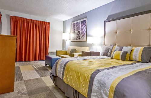 Fairfield Hotel | Coratel Inn by Jasper Iowa Fairfield - 1 King Suite with Sofa Bed Non Smoking