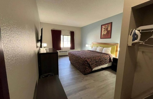 College Hill Hotel | Coratel Inn & Suites by Jasper Wesley-Standard 1 King Bed Non-Smoking