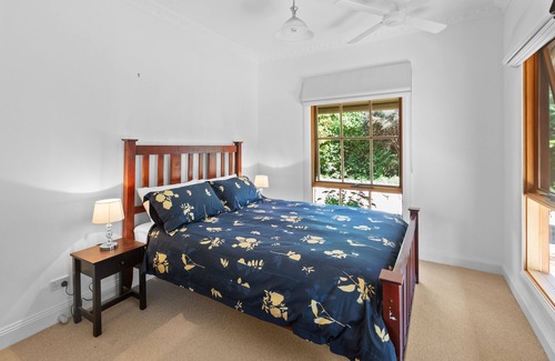 Mansfield Cottage | Cork Oak Cottage: 3 BR, 2 BA Cottage in Mansfield, Sleeps 6