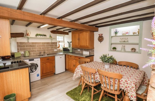 Thornton Dale Cottage | CORNER COTTAGE, pet friendly, with open fire in Thornton Dale