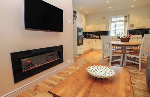 Tideswell House | CORNER COTTAGE, pet friendly in Tideswell