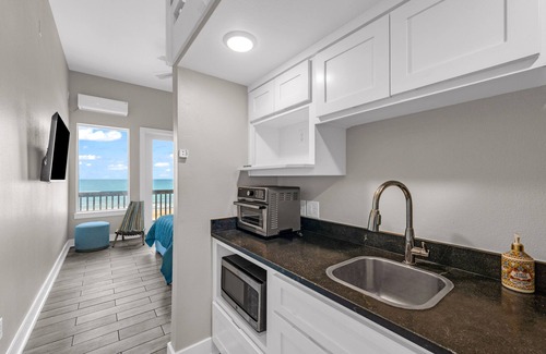 Port Bolivar Condo | Corner Suite - Pool, Games, & Beachfront Fun!