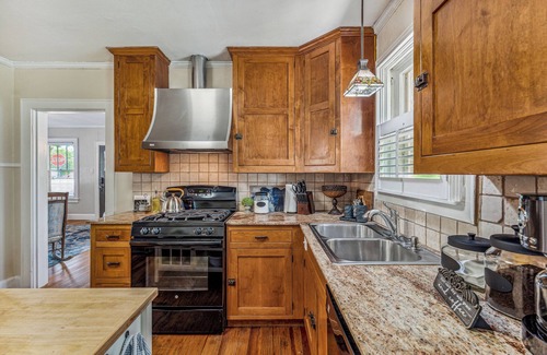 Stephenville House | Cornerstone Cottage-Near Downtown-Pet Friendly