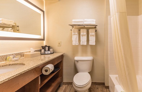 Coshocton Hotel | Coshocton Village Inn and Suites