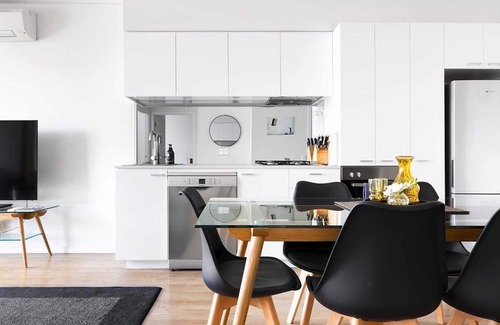 Carlton Apartment | Cosmo Stays- Peaceful 2BR Designer Apartment. Fabulous Location. Free Parking.