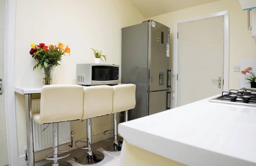 Stanwell Apartment | Cosy 1 Bed-Flat with Patio Near Heathrow