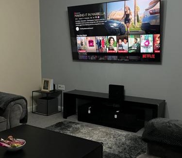 Coedkernew Apartment | Cosy 2 Bed Service Apartment Netflix Hideaway Family Couples Staycation Tredegar Park Celtic Manor ICC Wales