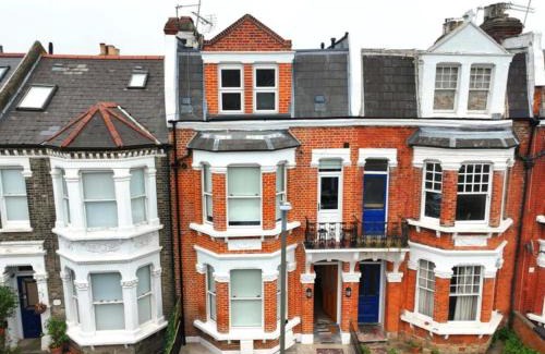 Thamesfield Apartment | Cosy 2 bed suite in Putney, Sleeps 6, with Netflix & Games