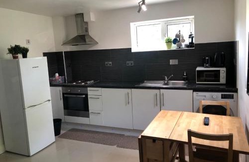 Pinkwell Apartment | Cosy 2 bedroom Apartment -Heathrow Airport