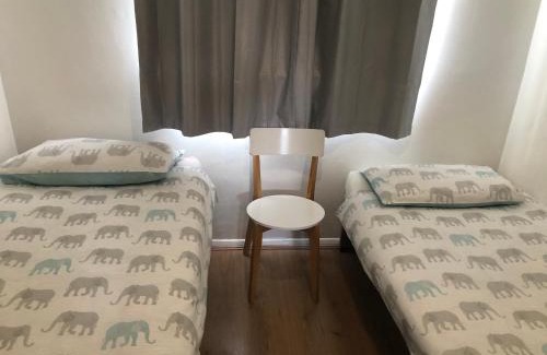 Pinkwell Apartment | Cosy 2 bedroom Apartment -Heathrow Airport