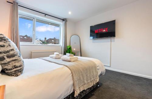 Newton St Loe House | Cosy 2-Bedroom Central Home with Private Hot Tub