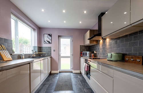 Blacon House | Cosy 2 bedroom house 10 mins from Chester and the zoo. Sleeps 4 by Restfully