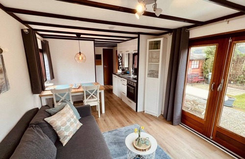Sint Maartensvlotbrug House | Cosy 2-bedroom chalet, sleeps 4, nice garden with lawn