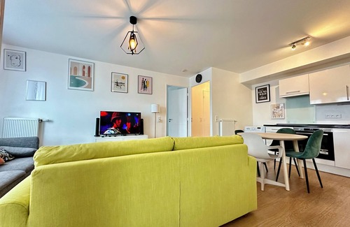 La Courneuve Apartment | Cosy 2-room apartment with parking near Hôtel de Ville station Courneuve
