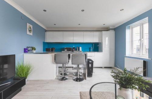 Newham Apartment | Cosy 2BR, Free Parking, 8min to City Airport