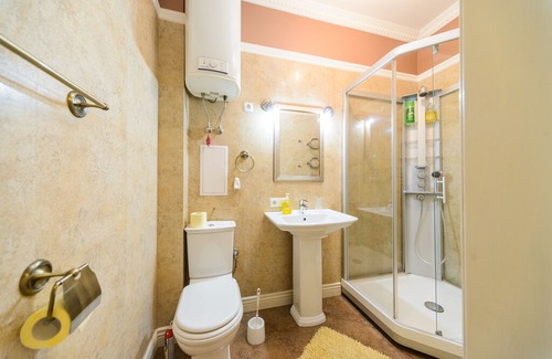 Shevchenkivs'kyi District Apartment | Cosy 2BR on Maydan