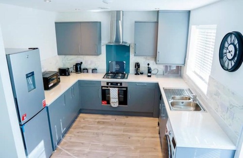 Leigh House | Cosy 3 Bedroom House Set In Manchester Free wifi & private parking