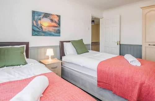 Tilbury House | Cosy 3 Bedroom Home With Wifi, Parking & Garden