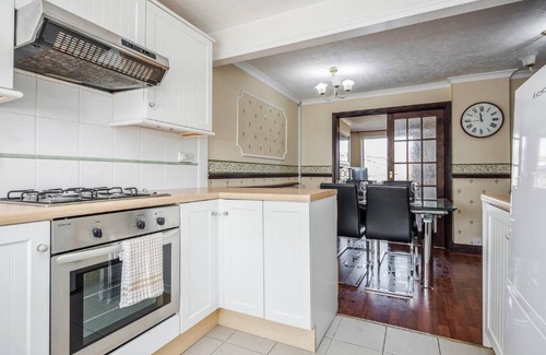 Tilbury House | Cosy 3 Bedroom Home With Wifi, Parking & Garden