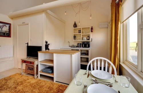 Debenham House | Cosy and Equipped, Pvt Garden, Direct Access to Public Footpath, Dog Friendly.