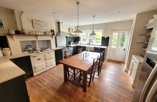 Pattiswick House | Cosy and warm old school country house surrounded by countryside and walks