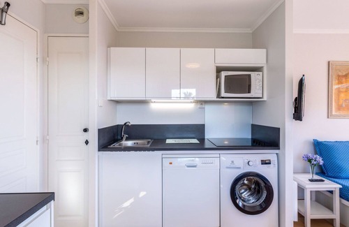 Plage de la Garonnette Apartment | Cosy apartment for 4 people with WIFI, A/C, pool, TV, terrace and parking