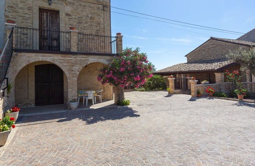 Crecchio House | Cosy apartment in villa for 8 guests with pool, TV, terrace and parking