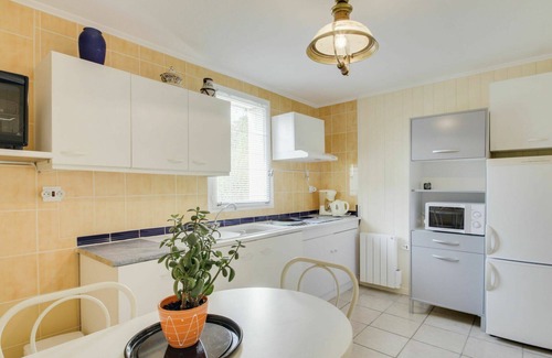 La Richardais Apartment | Cosy apartment for 2 guests with WIFI, TV and parking