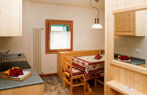 Raveo Apartment | Cosy apartment for 2 guests with WIFI, TV, patio, pets allowed and parking