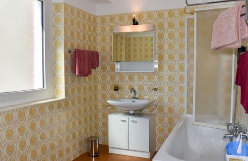 Magadino Apartment | Cosy apartment for 4 guests with WIFI, TV, balcony, pets allowed, panoramic view and parking