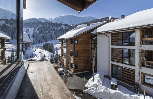 Parpan Apartment | Cosy apartment for 4 guests with WIFI, TV, balcony, pets allowed and parking