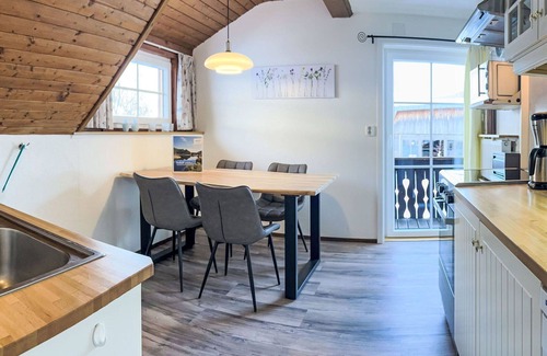 Gnesau Apartment | Cosy apartment for 5 guests with hot tub, WIFI, TV, patio, pets allowed, panoramic view and park.