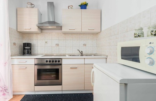 Vrznaveri Apartment | Cosy apartment for 5 guests with pool, A/C, WIFI, TV, terrace, pets allowed and parking