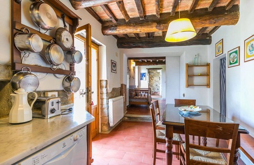 Pescia Apartment | Cosy apartment for 6 guests with WIFI, pool, TV, patio, pets allowed and parking