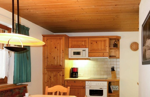 Kauns Apartment | Cosy apartment for 6 guests with WIFI, TV, balcony, pets allowed and parking