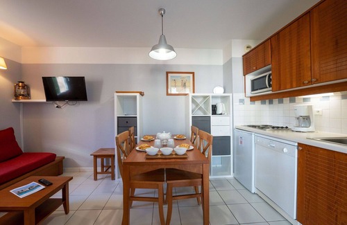 Maubuisson Apartment | Cosy apartment for 4 people with pool, WIFI, TV, balcony, pets allowed and parking