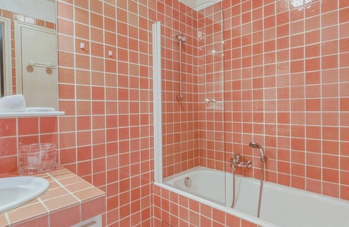 Sainte-Maxime City Centre Apartment | Cosy apartment for 4 guests with WIFI, TV, terrace, pets allowed and parking