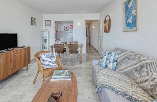 Sainte-Maxime City Centre Apartment | Cosy apartment for 4 guests with WIFI, TV, terrace, pets allowed and parking