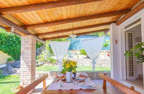 Lanciano House | Cosy apartment in villa for 9 guests with WIFI, A/C, TV, terrace and parking