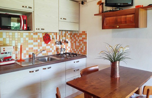 Peglio Apartment | Cosy apartment for 2 guests with WIFI, TV, patio, pets allowed and parking
