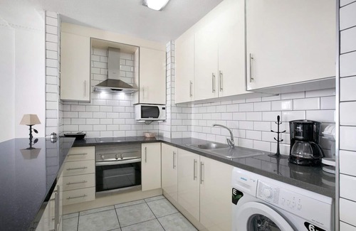 Los Cristianos Apartment | Cosy Apartment San Marino with Pool, Terrace & Wi-Fi