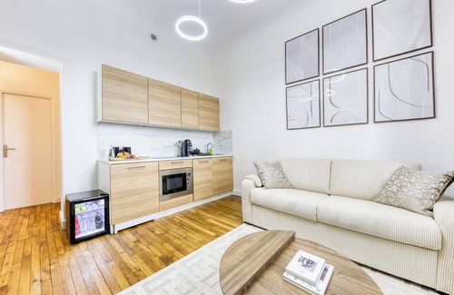 Clichy Apartment | Cosy apartment with Jacuzzi 15min Champs Elysées