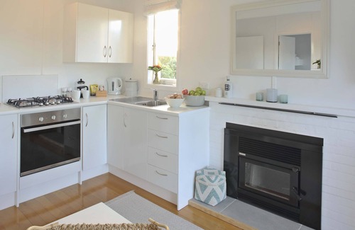 Pataua Cottage | Cosy Beach Cottage surrounded by Nature - Tahi