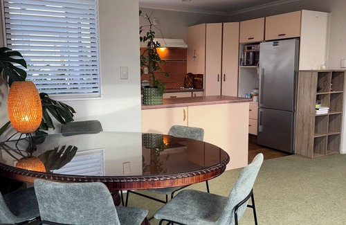 Papamoa Beach House | Cosy Beachside Getaway in Prime Location - Pet friendly.