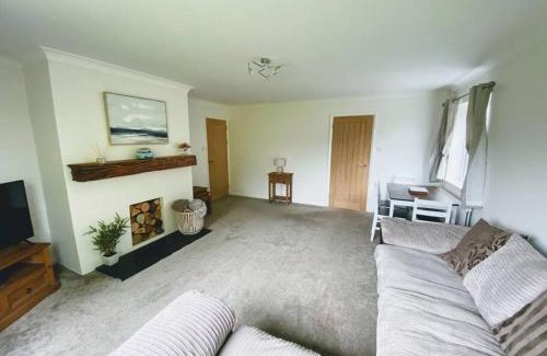 Hundleton House | Cosy bungalow in countryside village near coast