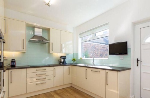 Wigan House | Cosy Bungalow In Swinley