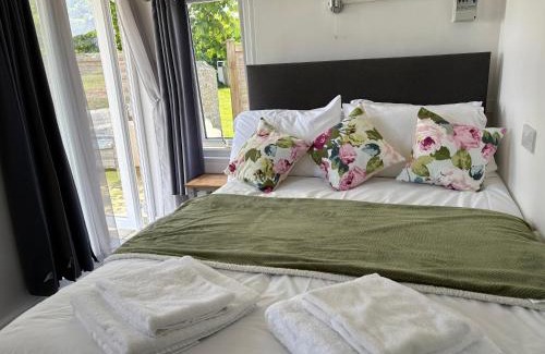 Kingsbridge Ski Chalet | Cosy Cabin for two with country side views, near Kingsbridge